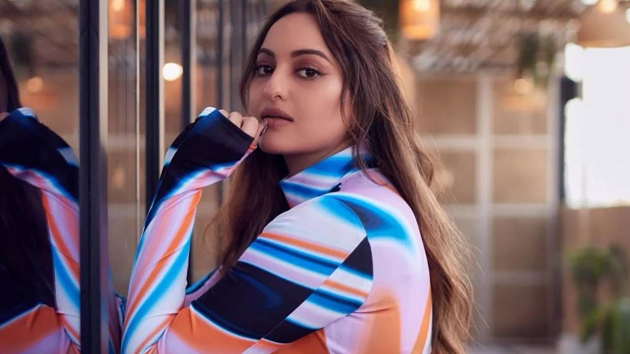 सोनाक्षी सिन्हाने 81-ऑरिएट येथील संपत्ती विकली आहे. हा एमजे शाह ग्रुपचा प्रोजेक्ट आहे. सोनाक्षी सिन्हाचा हा फ्लॅट 4.48 एकरमध्ये पसरलेला आहे. हे 4 BHK घर आहे. अपार्टमेंटचा कारपेट एरिया 391.2 वर्ग मीटर आहे. 