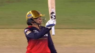 WPL : 9 बॉलमध्ये 38 रन्स, स्मृतीचं दिल्लीविरुद्ध स्फोटक अर्धशतक, गोलंदाजांची धुलाई