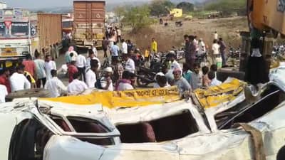 तुळजापुरात देवदर्शनाला जाणाऱ्या भाविकांच्या मिनी बसला अपघात, बस चालकासह 3 जणांचा मृत्यू