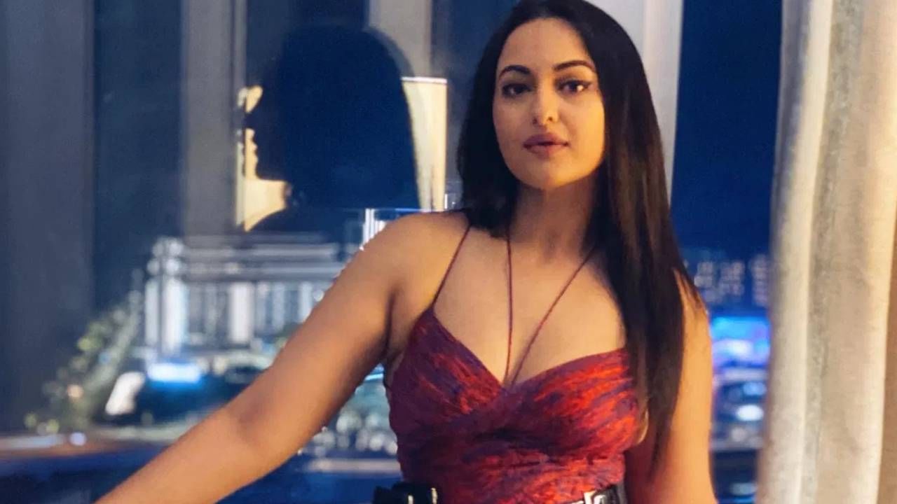 बॉलिवूड अभिनेत्री सोनाक्षी सिन्हाने तिचं मुंबईतील वांद्रे पश्चिमेला असलेलं घर विकलं आहे.