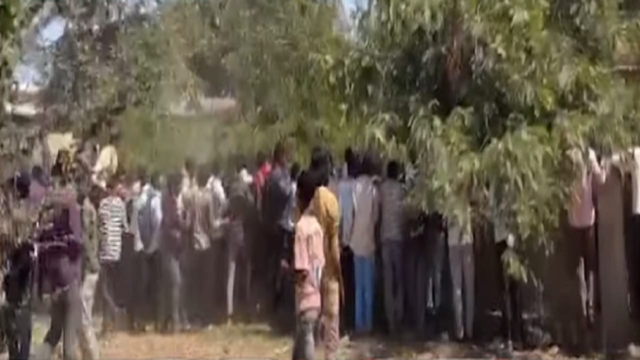 SSC Exam 2025 : दहावीचा पहिलाच पेपर फुटला... परीक्षा केंद्रावर कॉपी पुरवण्यासाठी धक्काबुक्की, VIDEO बघून तुम्हीही म्हणाल...