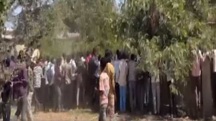 SSC Exam 2025 : दहावीचा पहिलाच पेपर फुटला... परीक्षा केंद्रावर कॉपी पुरवण्यासाठी धक्काबुक्की, VIDEO बघून तुम्हीही म्हणाल... SSC Exam 2025 : दहावीचा पहिलाच पेपर फुटला... परीक्षा केंद्रावर कॉपी पुरवण्यासाठी धक्काबुक्की, VIDEO बघून तुम्हीही म्हणाल...