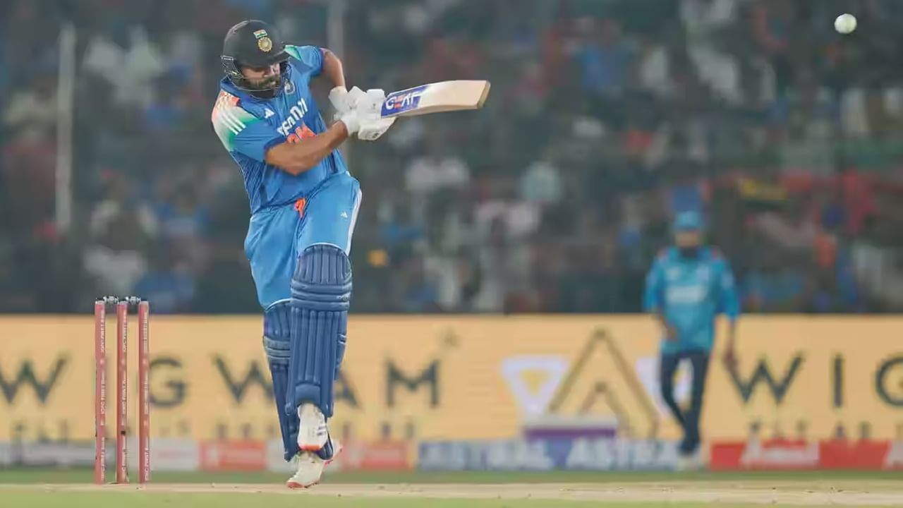 रोहितने षटकारांच्या विक्रमासह काही रेकॉर्ड ब्रेक केलेत. रोहितचा कटकमधील कर्णधार म्हणून 50 एकदिवसीय सामना होता. रोहितने हा सामना जिंकत अनेक खेळाडूंना मागे टाकलं आहे.   (Photo Credit : Bcci)