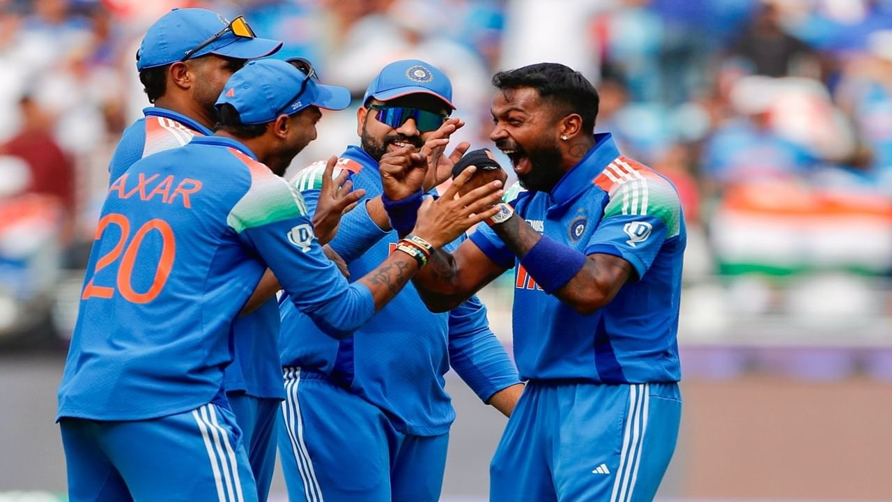 रोहितने कॅच घेतली असती तर अक्षरच्या नावावर मोठा विक्रम झाला असता. मात्र रोहितमुळे अक्षरला या संधीला मुकावं लागलं. त्यामुळे रोहितने अक्षरला डिनरला न्याव लागेल, असं म्हटलं. (Photo Credit : Axar Patel X Account)