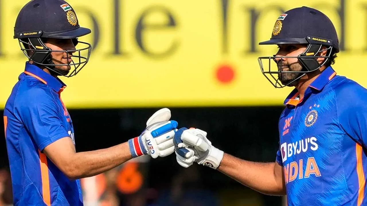 टीम इंडियाने पाकिस्तानविरुद्धच्या सामन्यानंतर बुधवारी सराव केला. रोहितने या सराव सत्रात बॅटिंग केली नाही. रोहितने काही वेळ कोचच्या उपस्थितीत धावण्याचा सराव केला.  मात्र रोहित या दरम्यान फिट वाटला नाही. (Photo Credit : PTI)