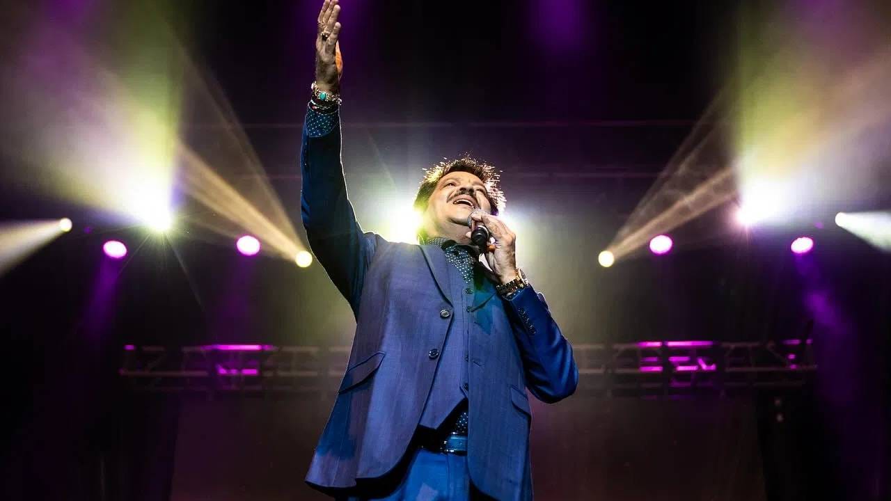 त्यांनी असंख्य चित्रपट आणि अल्बमसाठी गाणी गाऊन ही संपत्ती कमावली आहे. टीव्हीवरच्या काही रियलिटी शो मध्ये त्यांनी जज म्हणूनही काम केलय. 