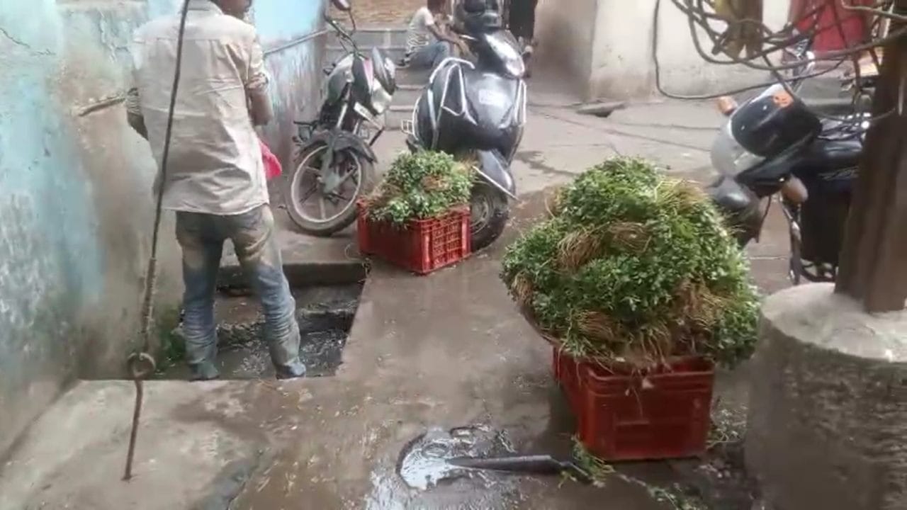 सध्या राज्यात विविध गंभीर आणि संसर्गजन्य आजारांचे प्रमाण वाढलं आहे. त्यातच आता एक किळसवाणा प्रकार समोर आला आहे.