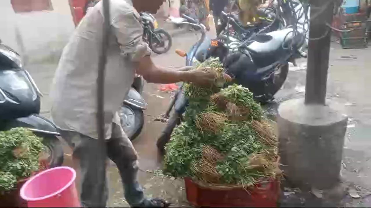 याप्रकरणी या भाजीवाल्यांवर कारवाई करावी अशी मागणी उल्हासनगर महापालिकेच्या आरोग्य विभागाने केली आहे.