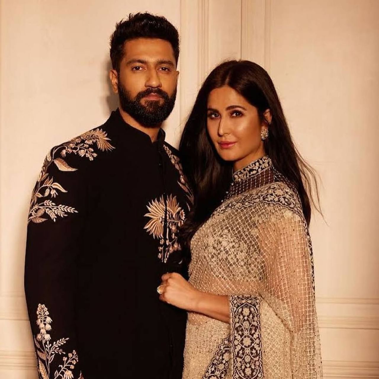 अभिनेता विकी कौशल आणि कतरिना कैफ ही बॉलिवूडमधील अत्यंत लोकप्रिय जोड्यांपैकी एक आहे. सोशल मीडियावर हे दोघं अनेकदा एकमेकांवर प्रेमाचा वर्षाव करताना दिसून येतात. कतरिना-विकीची जोडी 'मेड फॉर इच अदर' असल्याचं चाहते म्हणतात. 
