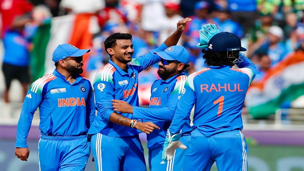 त्यानंतर टीम इंडियाने 23 फेब्रुवारीला पाकिस्तानवर विजय मिळवला. टीम इंडियाचा हा सलग दुसरा विजय ठरला. त्यांतर अक्षरला रोहितने दिलेल्या या शब्दाबाबत विचारणा करण्यात आली. त्यावर अक्षर म्हणाला की आमच्याकडे आता 6 दिवसांचा वेळ आहे, आशा आहे की या दरम्यान डिनर मिळेल. (Photo Credit : Axar Patel X Account)