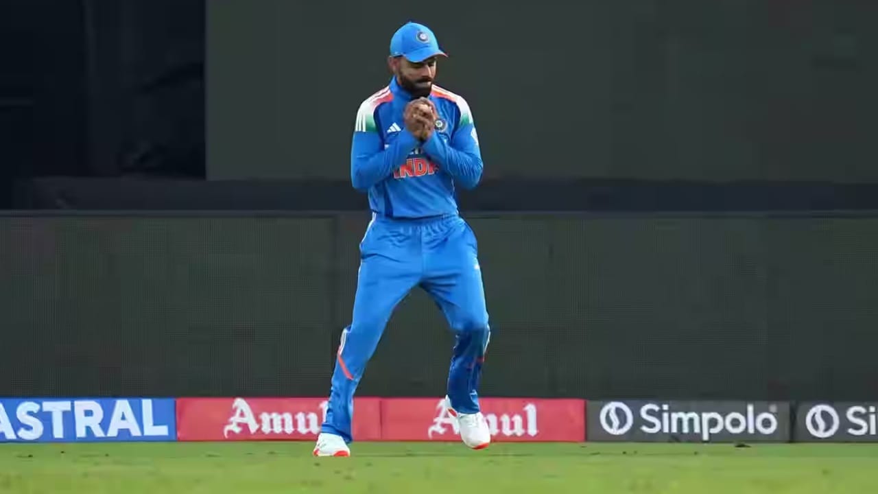 विराटच्या नावावर यासह एकदिवसीय क्रिकेटमध्ये 156 कॅचची नोंद झाली आहे. विराटने 298 व्या सामन्यात ही कामगिरी केली. तर अझहरुद्दीनला 156 कॅच घेण्यासाठी 334 सामने खेळावे लागले होते. विराटने एका सामन्यात सर्वाधिक 3 कॅच घेतल्या आहेत. (Photo Credit : Bcci)