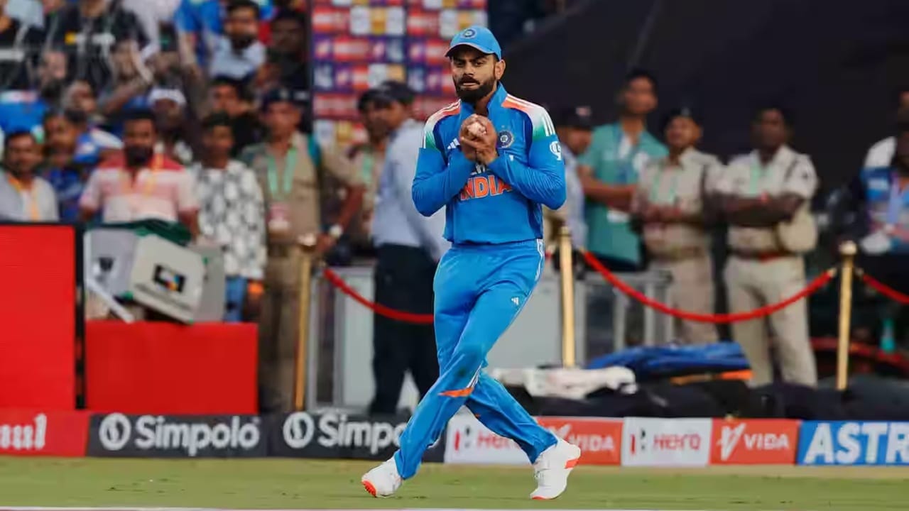 विराटने बांगलादेशविरुद्ध एकूण 2 कॅच घेतल्या आणि विक्रमाची बरोबरी साधली. विराटने बांगलादेशच्या नजमुल हुसैन शांतो आणि जाकेर अली या दोघांच्या कॅच घेतल्या. तसेच विराट यासह टीम इंडियासाठी सर्वाधिक कॅच घेणारा पहिला सक्रीय खेळाडू ठरला आहे. (Photo Credit : Bcci)