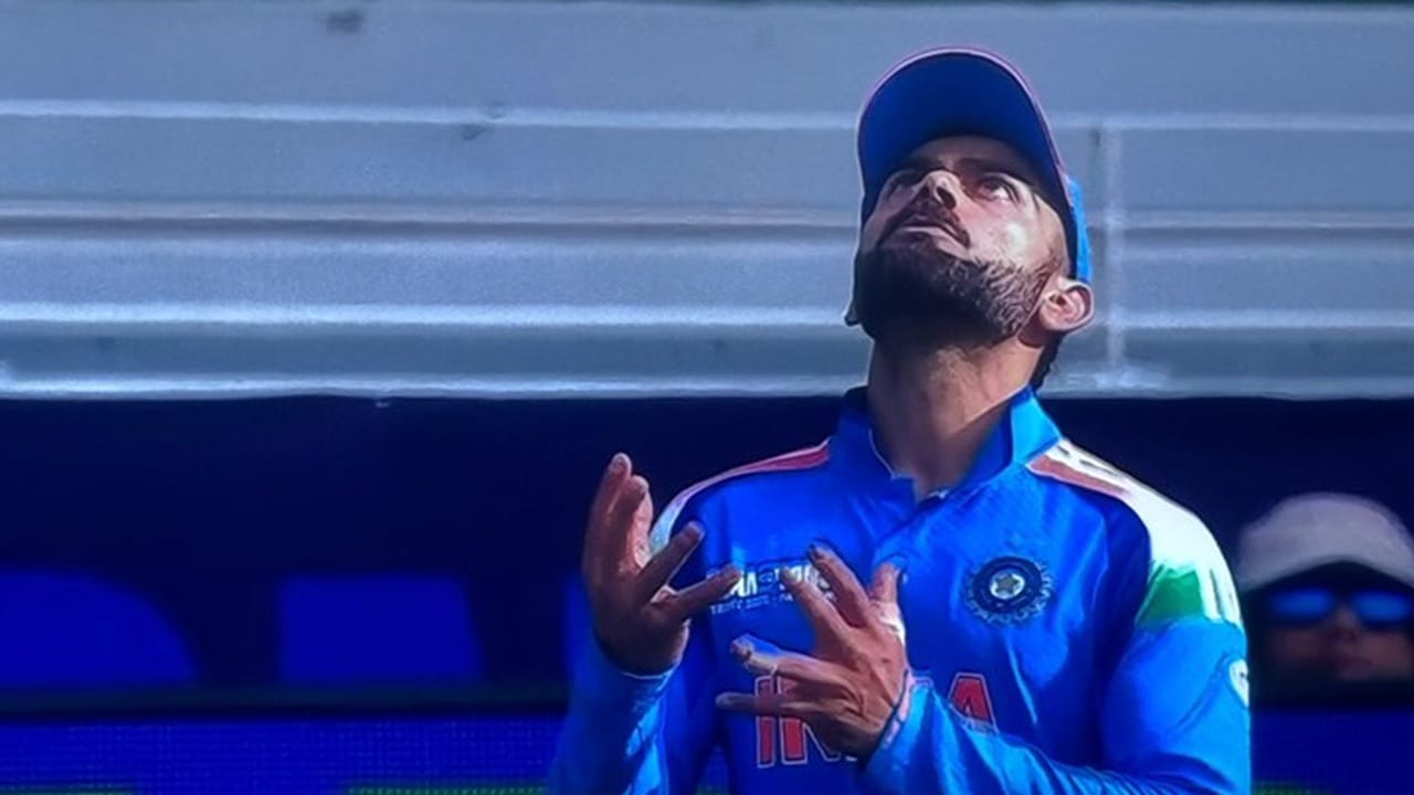 एकदिवसीय सामन्यात सर्वाधिक कॅच घेण्याच्या यादीत विराटच्या पुढे 2 खेळाडू आहेत. वनडे क्रिकेटमध्ये सर्वाधिक कॅच घेण्याचा वर्ल्ड रेकॉर्ड हा श्रीलंकेचा माजी खेळाडू महेला जयवर्धने याच्या नावावर आहे. तर दुसऱ्या स्थानी ऑस्ट्रेलियाचा माजी  फलंदाज रिकी पॉन्टिंग आहे. पॉन्टिंगने 160 कॅच घेतल्या आहेत.