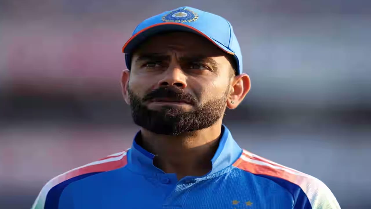 टीम इंडियाचा अनुभवी फलंदाज विराट कोहली याने आयसीसी चॅम्पियन्स ट्रॉफीतील पहिल्याच सामन्यात धमाका केला आहे. विराटने मोठ्या विक्रमाची बरोबरी केली आहे. (Photo Credit : Bcci)