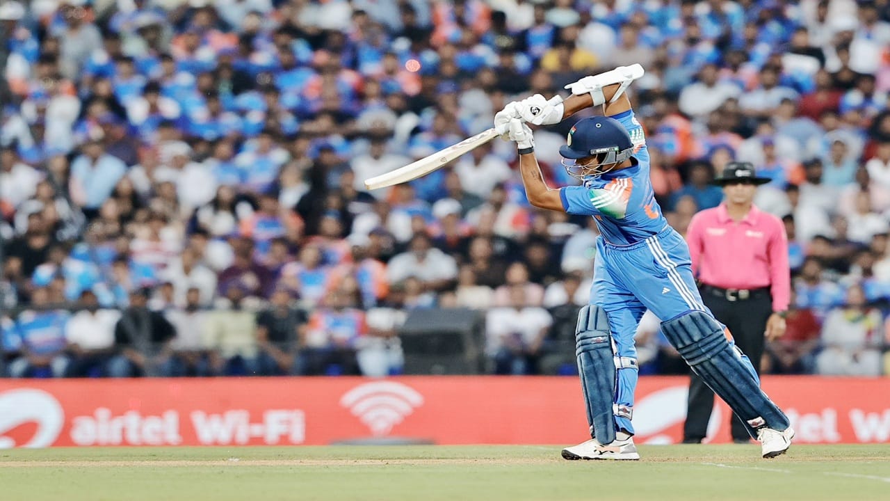 विराटला इंग्लंडविरुद्धच्या पहिल्या वनडेत गुडघ्याच्या दुखापतीमुळे खेळता आलं नव्हतं. त्यामुळे यशस्वी जयस्वाल याला संधी मिळाली होती. मात्र आता विराटचं कमबॅक झाल्याने यशस्वीला प्लेइंग ईलेव्हनमधून बाहेर पडावं लागलं आहे. (Photo Credit : Yashasvi Jaiswal x Account)