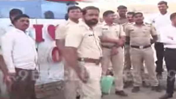 खोक्या उर्फ सतीश भोसले हा सध्या चांगलाच चर्चेत आला आहे, त्याचे अनेक व्हिडीओ व्हायरल झाले आहेत. शिरूरमध्ये ढाकणे कुटुंबातील वडील आणि मुलाला बेदम मारहाण केल्यापासून तो फरार होता.