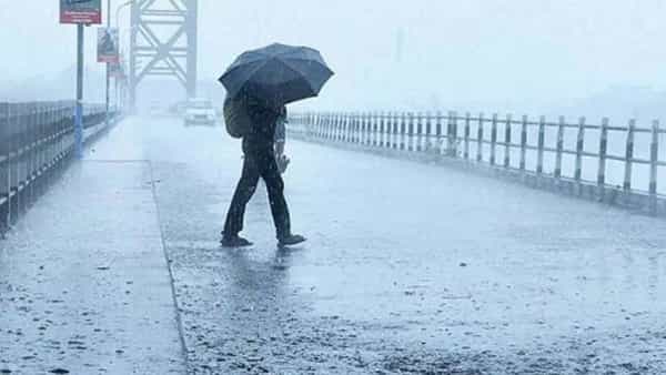 एकीकडे राज्यात उष्णतेची लाट पाहायला मिळत आहे. विदर्भातील अनेक जिल्ह्यांमध्ये तापमान 40 अंश सेल्सिअसच्या पुढे पोहोचलं असून, उष्णतेची तीव्र लाट पाहायला मिळत आहे. वाढलेल्या तापमानामुळे रस्त्यावर शुकशुकाट पाहायला मिळत आहे.