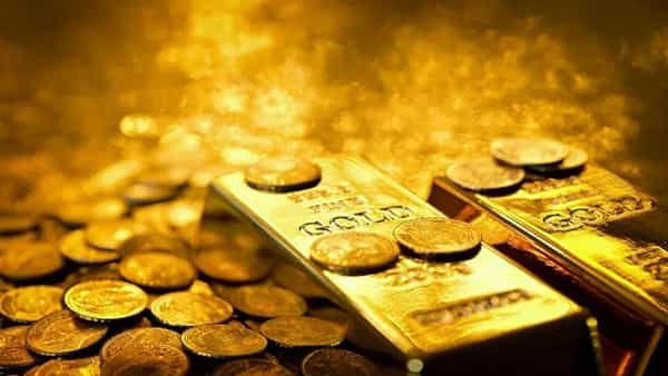 भारतामध्ये सोन्याचे दर गगनाला भिडले आहेत, एक तोळा सोने खरेदीसाठी 80 हजारांच्या आसपास पैसे मोजावे लागत आहेत. दुसरीकडे चांदीच्या दरात देखील मोठी वाढ झाली आहे.सोन्याचे दर वाढत असल्यामुळे सोन्यातील गुंतवणूक देखील वाढली आहे.