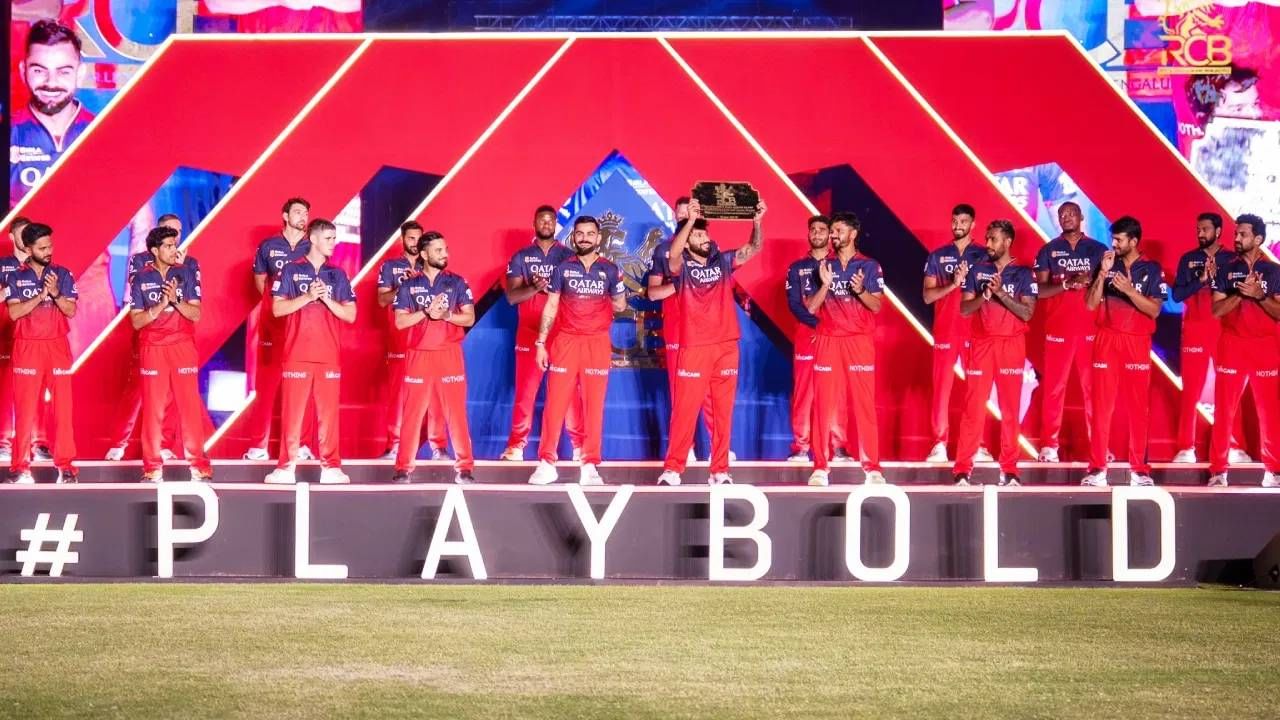 रॉयल चॅलेंजर्स बंगळुरू संघ: विराट कोहली, रजत पाटीदार, यश दयाल, लियाम लिव्हिंगस्टोन, फिल साल्ट, जितेश शर्मा, जोश हेझलवूड, रसिक सलाम, सुयश शर्मा, कृणाल पंड्या, भुवनेश्वर कुमार, स्वप्नील सिंग, टिम डेव्हिड, नुवान तुषारा, रोमारियो शेफर्ड, जेकब बेथेल, मनोज भंडागे, स्वस्तिक चिकारा, देवदत्त पडिकल, मोहित राठी, अभिनंदन सिंग, लुंगी एनगिडी. (सर्व फोटो- टीव्ही 9 कन्नड)