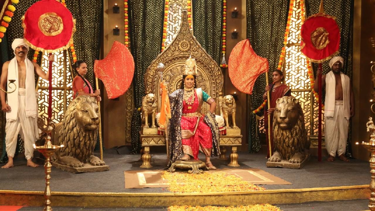 अलौकीक सौंदर्याचे प्रतीक, अगाध शक्तीचे स्वरूप, अपरिमित वात्सल्याची मूर्ती, धर्मरक्षिण्या आसनस्थ होणार सिंहासनी 'आई तुळजाभवानी'. कलर्स मराठी वाहिनीवर आई राजा म्हणजेच तुळजाभवानीचा नेत्रदीपक राज्याभिषेक सोहळा सप्ताह संपन्न होणार आहे. 
