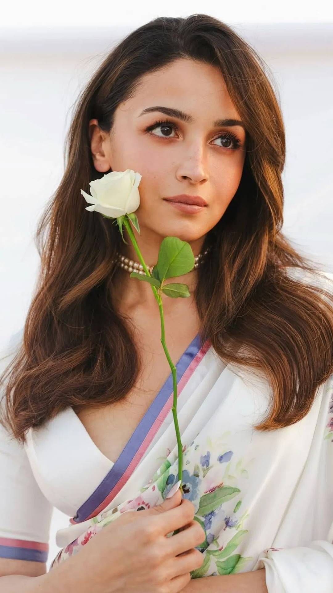 “अनेकदा मी काय करते, खासकरून जेव्हा माझा दिवस वाईट असतो. माझ्या बेडरूमच्या मागे एक लहान बाल्कनी आहे. फायर एस्केपसारखी, मी तिथे जाऊन एकटीच उभी राहते. हे ऐकून थोडं विचित्र वाटेल. पण माझ्या घराच्या आजूबाजूच्या इमारती एकमेकांच्या अगदी जवळ असल्याने मी इतर लोकांच्या घरात सहज पाहू शकते” असे आलिया म्हणाली.