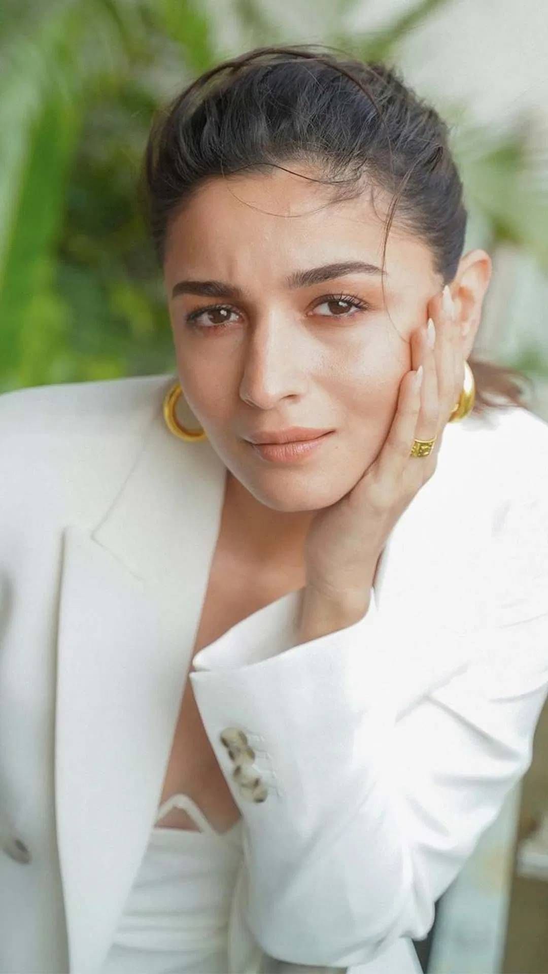 तसेच तिने सांगितले की, जेव्हा एखादा दिवस हा वाईट जातो तेव्हा ती बाल्कनीमध्ये उभं राहून इतर लोकांच्या घरात पाहाते. 