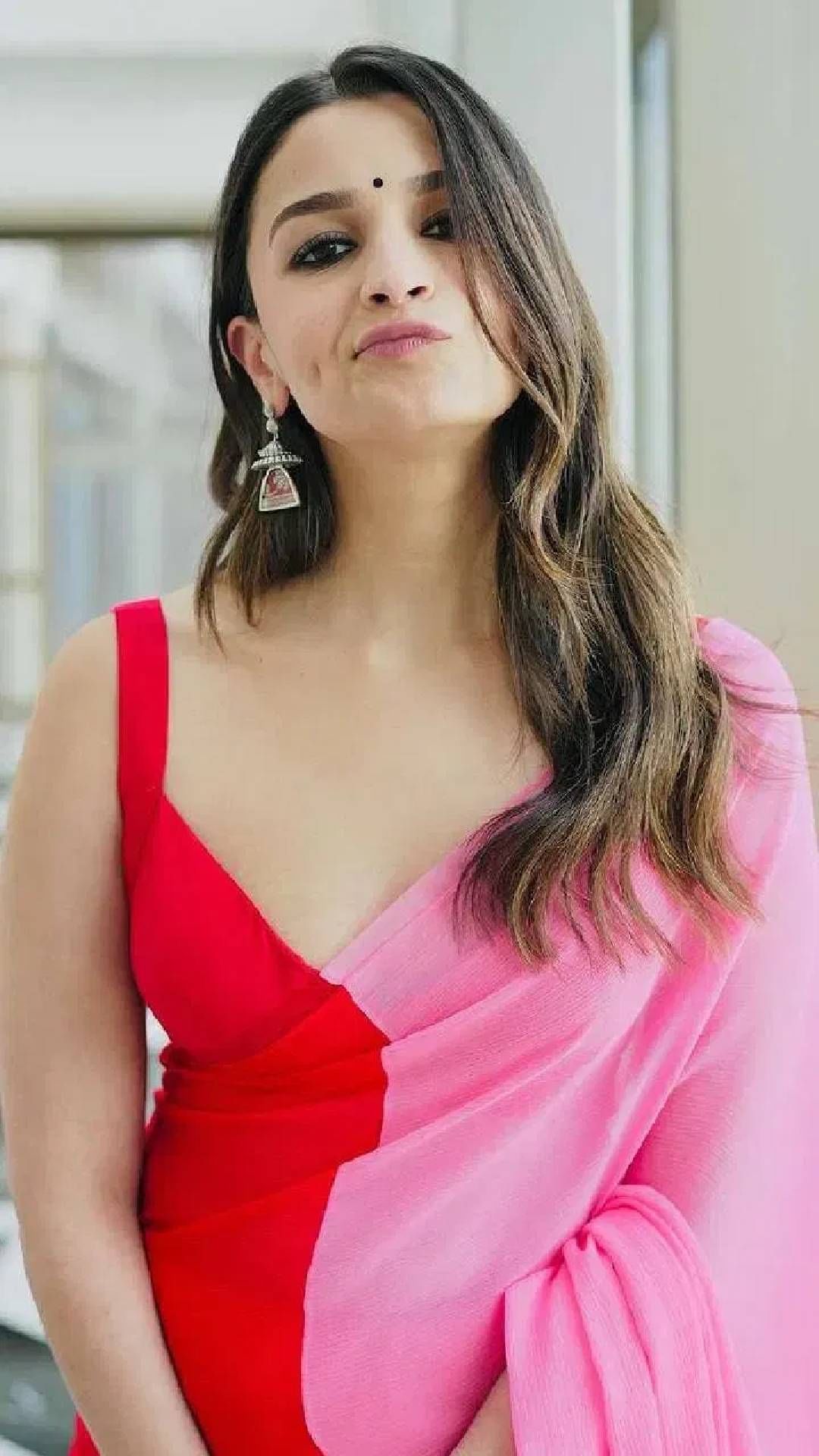 पुढे आलिया म्हणाली, “मी त्या छोट्या बाल्कनीमध्ये जाऊन उभी राहते. मला वेगवेगळ्या लोकांच्या घरात घडत असलेल्या गोष्टी दिसू लागतात. कोणी कपडे घालून घरातच फिरत असते, तर कुणी टीव्ही पाहत असते. मी त्यांच्या बेडरूममध्ये डोकावत नाही, पण त्यांच्या घरात पाहिल्याने मला जीवनाचं अस्तित्व मला जाणवतं.”