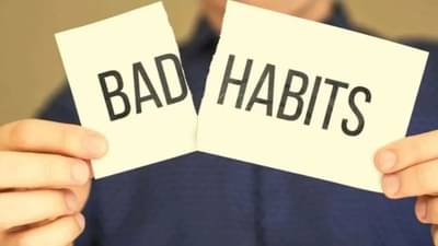 जर तुम्हालाही असतील या 5 सवई तर वेळीच व्हा सावध; कुबेरालाही बनवतात रंक