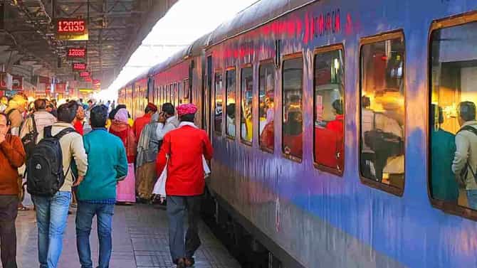 ट्रेनच्या एसी कोचमध्ये बसला होता, GRPने बॅग उघडायला सांगितलं; त्यानंतर जे मिळालं... रेल्वे पोलीस एवढे...