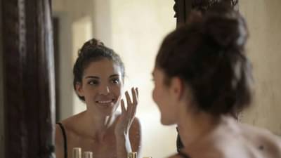 सगळ्यात आधी फेस सीरम लावावे की मॉइश्चरायझर? जाणून घ्या योग्य मार्ग