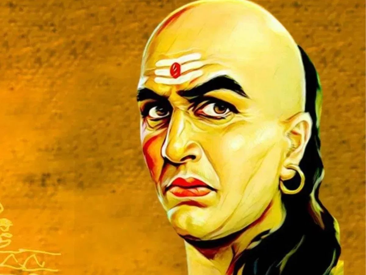 Chanakya Niti : चाणक्य म्हणतात जगातील कोणतीच स्त्री तीच्या बद्दल या दोन गोष्टी आपल्या पतीला कधीच सांगत नाही