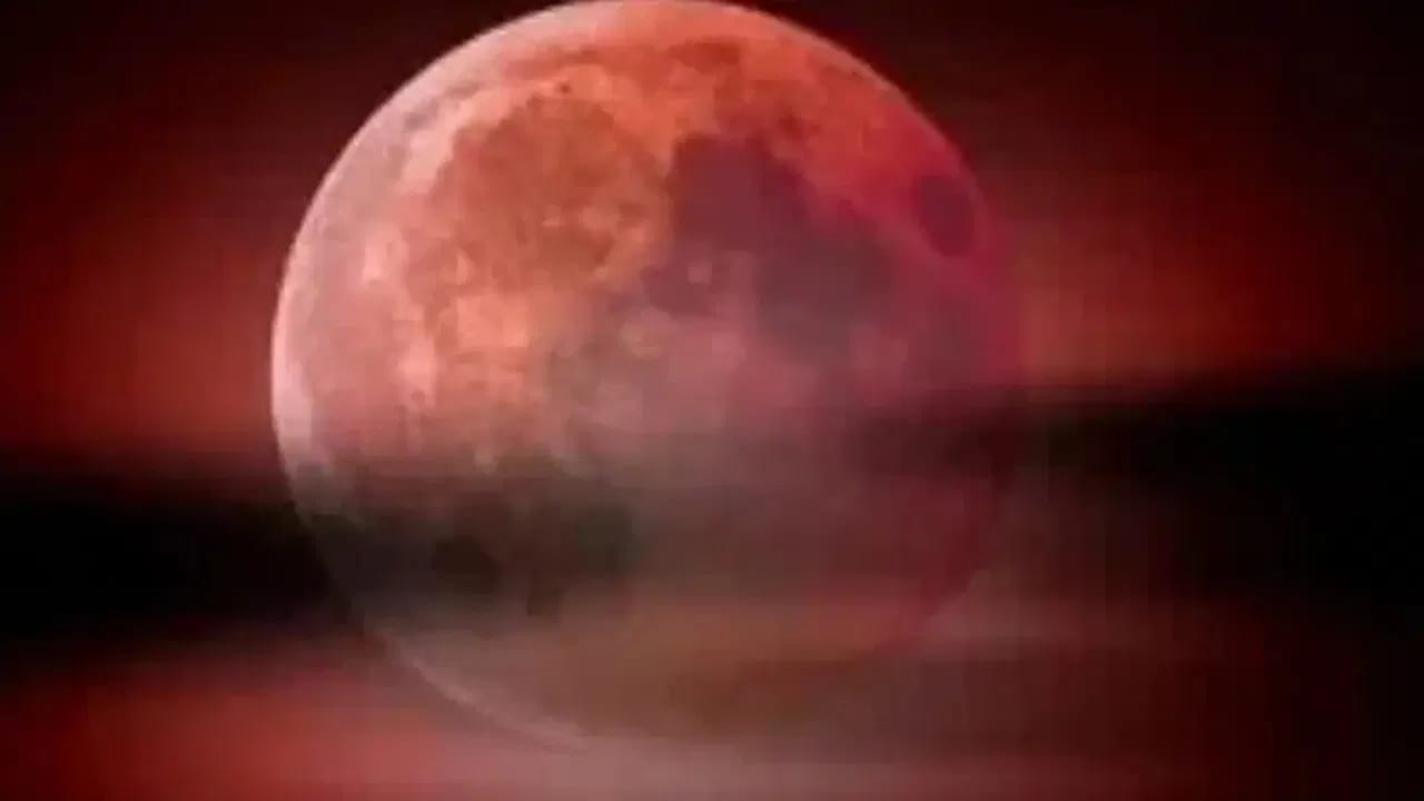 Chandra Grahan 2025: चंद्रग्रहणाच्या वेळी महिलांनी 'या' गोष्टी करू नये अन्यथा, जाणून घ्या महत्त्वाचे नियम....