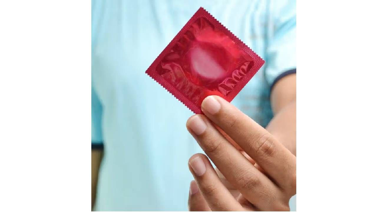 प्रेग्नेंसीच नाही तर HIV पासून सुद्धा कंडोम उपयोगात