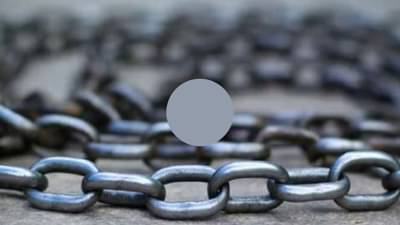 आईने स्वीकारला इस्लाम, मग मुलावर धर्म बदलण्यासाठी दबाव, साखळदंडाने बांधले, शेवटी...