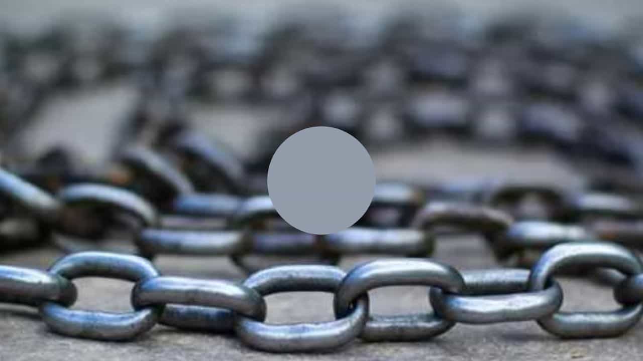 आईने स्वीकारला इस्लाम, मग मुलावर धर्म बदलण्यासाठी दबाव, साखळदंडाने बांधले, शेवटी...