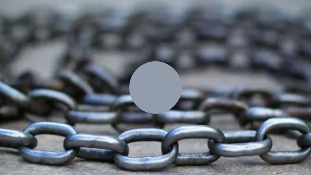 आईने स्वीकारला इस्लाम, मग मुलावर धर्म बदलण्यासाठी दबाव, साखळदंडाने बांधले, शेवटी...