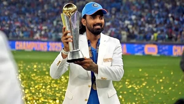 आयसीसी चॅम्पियन्स ट्रॉफीत केएल राहुलने चांगली कामगिरी करत टीकाकारांची तोंड बंद केली आहेत. दुसरीकडे, केएल राहुलने दिल्ली कॅपिटल्सच्या कर्णधारपद नाकारल्याची चर्चा आहे. असं असताना केएल राहुल आयपीएलच्या सुरुवातीच्या सामन्यात खेळणार नसल्याची चर्चा रंगली आहे. केएल राहुल एप्रिलच्या मध्यात संघासोबत असेल असं सांगितलं जात आहे.