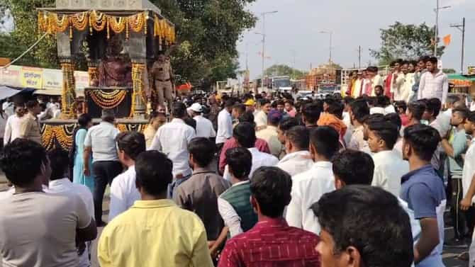 औरंगजेबाचा फोटो ठेवून बाप तो बाप रहेगा असे स्टेटस, हिंदुत्वादी संघटना संतप्त, रास्ता रोको आंदोलन