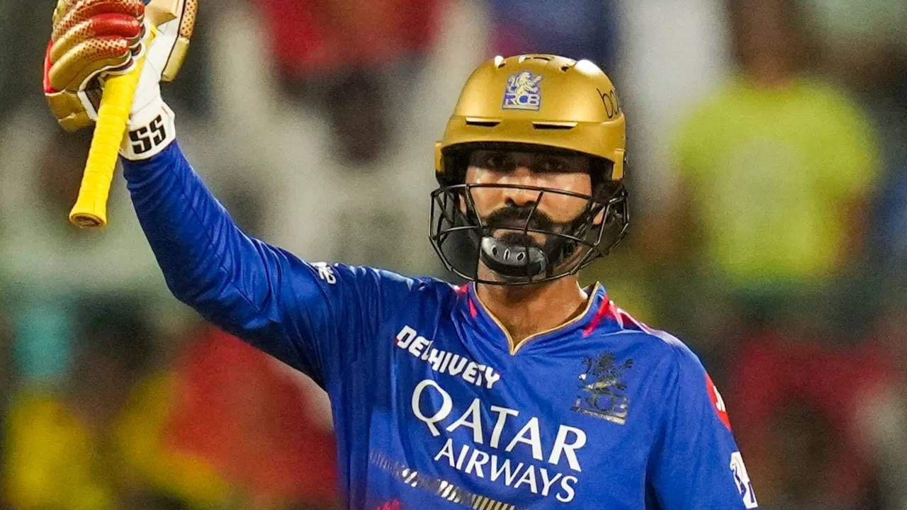 दिनेश कार्तिक दुसऱ्या क्रमांकावर सध्या तरी आहे. दिनेश कार्तिकने आतापर्यंत आयपीएलमध्ये 257 सामने खेळले आहेत. दिनेश कार्तिकने 4842 धावा केल्या आहेत. रोहित शर्मानेही त्याच्याइतकेच सामने खेळले आहेत. पण आता पुढे निघण्याची संधी आहे. (Photo- PTI)