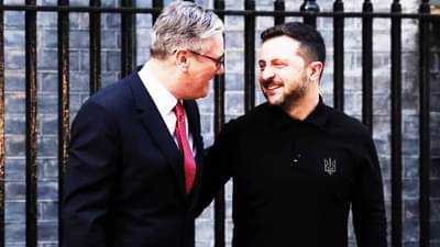 संपूर्ण ब्रिटन तुमच्या पाठीशी मिस्टर प्रेसिडेंट...जगाचा नकाशा बदलणार? PM स्टार्मरने झेलेंस्की यांना छातीशी कवटाळले, आर्थिक मदतीचा हात पुढे