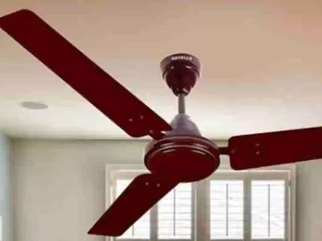 पंखा स्वच्छ करायचाय? पण शिडी नाहीये? मग वापरा ही सोपी ट्रिक