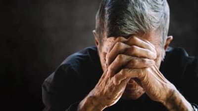 म्हाताऱ्यावर प्रेम करुन मन भरलं, तो ब्रेकअप करत नव्हता, मग त्याला एकट्याला शेतात बोलावलं आणि....