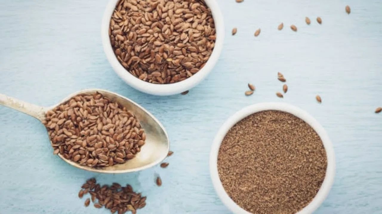 या छोटे बिया आरोग्यासाठी खूप फायदेशीर… पण जास्त खाल्ल्यास काय होईल? वाचा सविस्तर..... या छोटे बिया आरोग्यासाठी खूप फायदेशीर… पण जास्त खाल्ल्यास काय होईल? वाचा सविस्तर.....