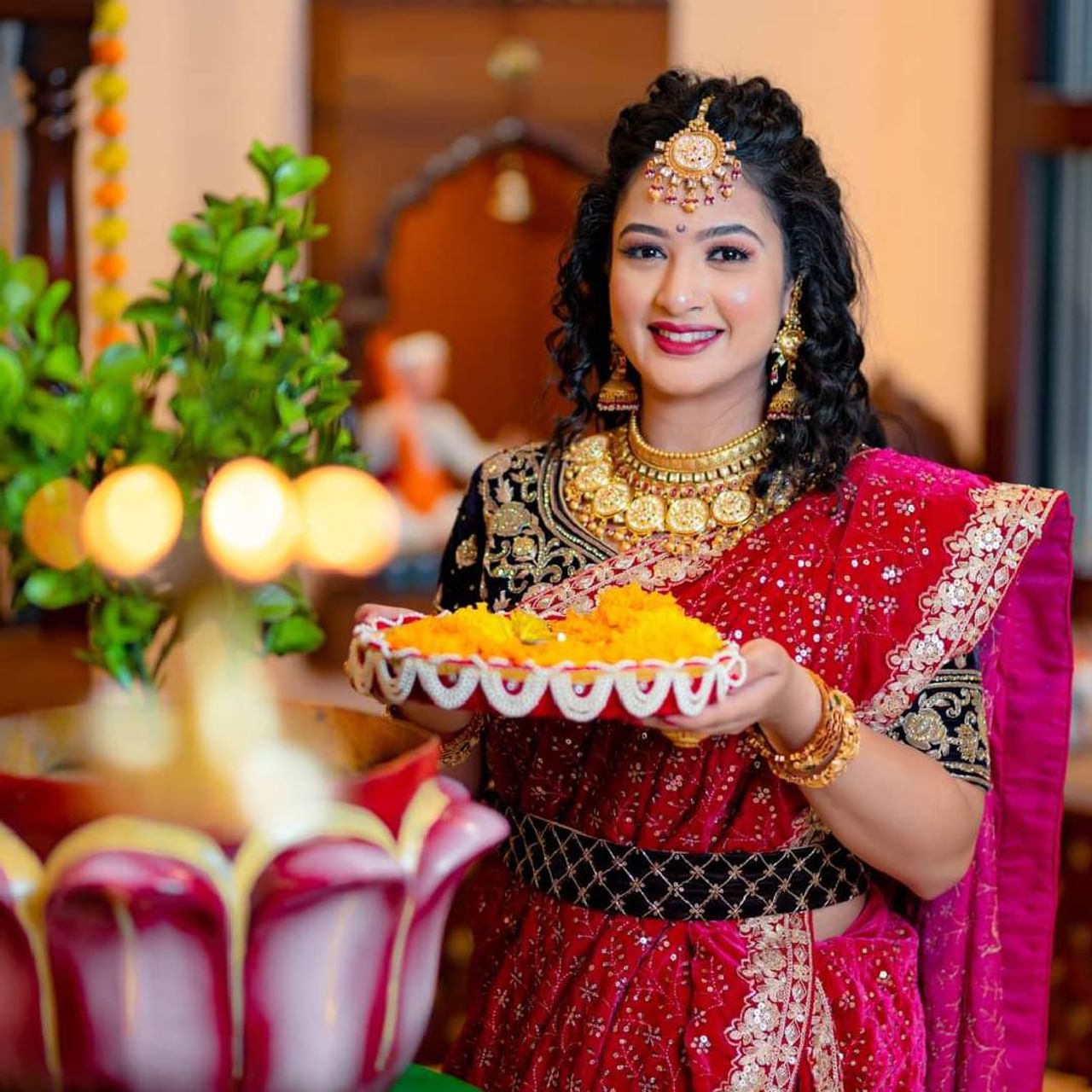 गिरीजा प्रभू म्हणजेच 'कोण होतीस तू, काय झालीस तू' मालिकेतील कावेरी - "गुडीपाडव्याच्या दिवशी सकाळी लवकर उठून गुढी उभारायची तयारी, गोडाधोडाचा नैवेद्य करायचा आणि सहकुटुंब जेवणाचा आनंद लुटायचा हे दरवर्षी नित्यनेमाने करते. सणानिमित्ताने गोड जेवणावर ताव मारता येतो. यंदाचा गुढीपाडवा माझ्यासाठी खूपच खास आहे. माझी नवी मालिका 'कोण होतीस तू, काय झालीस तू' लवकरच स्टार प्रवाहवर सुरु होतेय. या मालिकेसाठी जोरदार तयारी सुरू आहे. त्यामुळे यंदा संकल्प हाच आहे की आणखी चांगलं काम करायचं आहे. 'सुख म्हणजे नक्की काय असतं' मालिकेतल्या गौरी आणि नित्यावर प्रेक्षकांनी भरभरुन प्रेम केलं आहे. माझ्या नव्या मालिकेवर प्रेम करावं हीच अपेक्षा आहे.