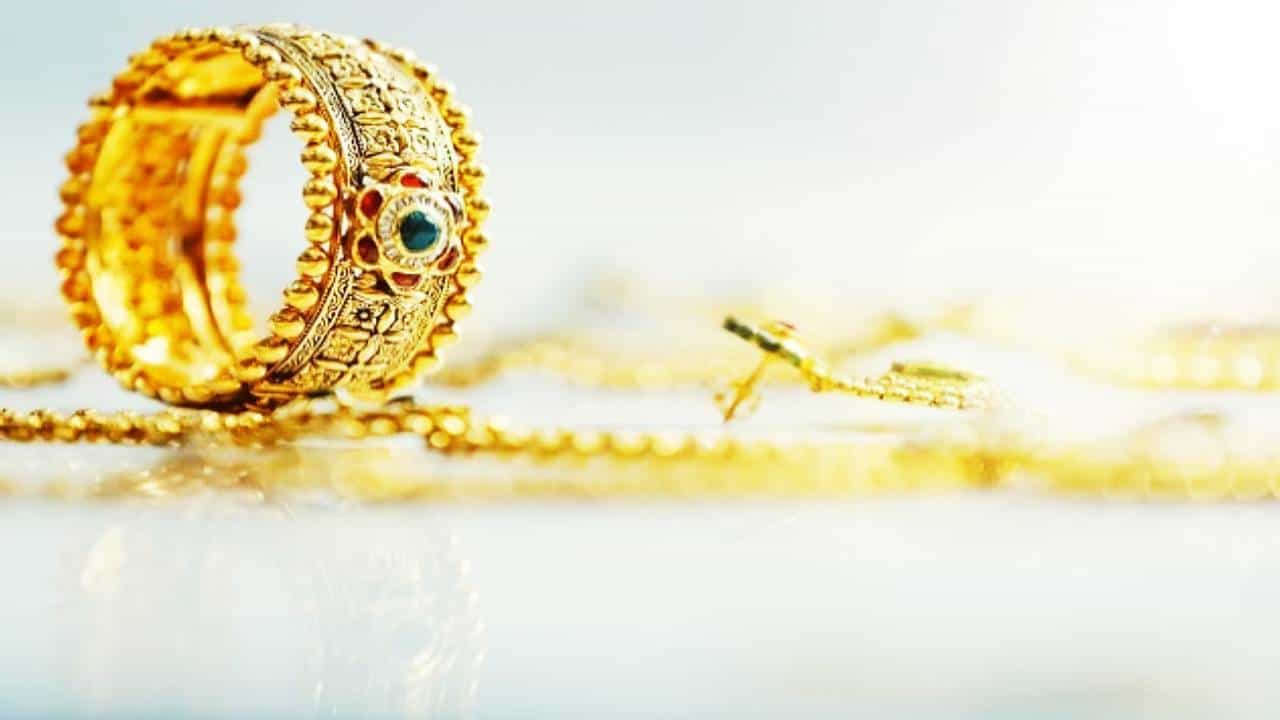 Gold Silver Rate Today 9 March 2025 : सोन्याचे तळ्यातमळ्यात, चांदी महाग, काय आहेत किंमती?