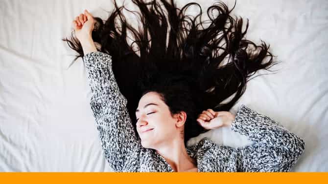 रात्री झोपताना केस मोकळे ठेवावे की बांधावे? जाणून घ्या योग्य पद्धत