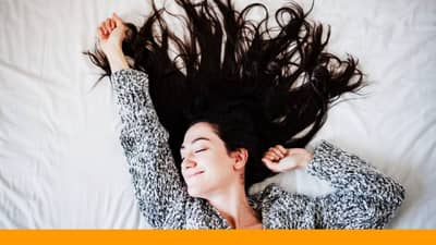 रात्री झोपताना केस मोकळे ठेवावे की बांधावे? जाणून घ्या योग्य पद्धत