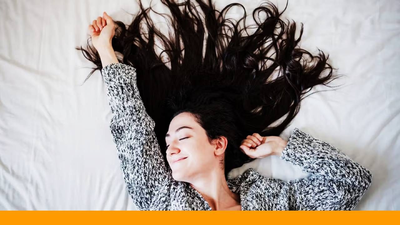 रात्री झोपताना केस मोकळे ठेवावे की बांधावे? जाणून घ्या योग्य पद्धत रात्री झोपताना केस मोकळे ठेवावे की बांधावे? जाणून घ्या योग्य पद्धत