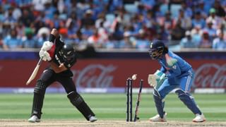 रोहित शर्माने पहिला षटकार ठोकत नोंदवला विक्रम, बाबर आझमला टाकलं मागे