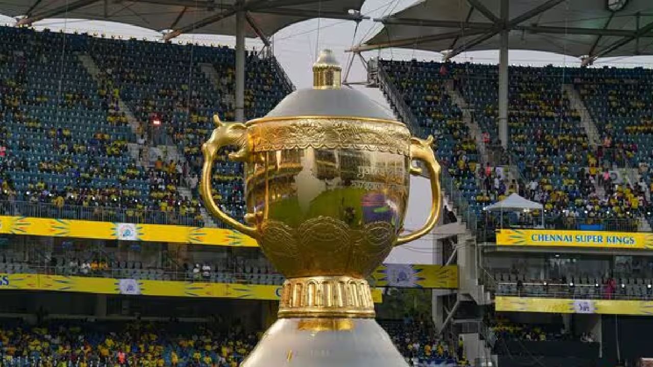 आयपीएलच्या 18 व्या मोसमातील सलामीच्या सामन्यात गतविजेता कोलकाता विरुद्ध बंगळुरु एकमेकांविरुद्ध भिडणार आहेत. हा सामना 22 मार्चला होणार आहे. मात्र त्याआधीच एकूण 5 खेळाडू स्पर्धेतून बाहेर झाले आहेत. या 5 खेळाडूंची एकूण किंमत ही 13 कोटी 55 लाख रुपये आहे. (Photo Credit: (PTI / R Senthilkumar)